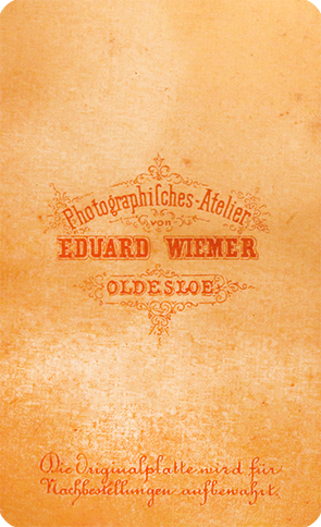CDV Oldesloe Wiemer junior - Dame am Stuhl stehend - verso