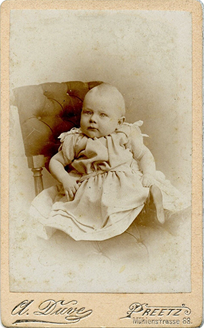 140301 - CDV - Preetz - Duve - Baby, sitzend - recte - klein
