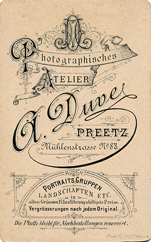 140301 - CDV - Preetz - Duve - Baby, sitzend - verso - klein