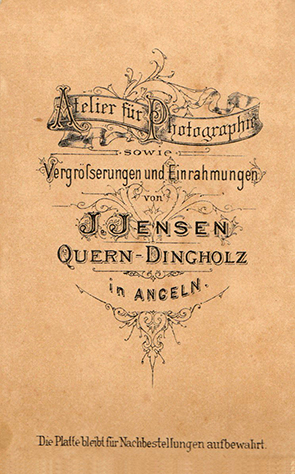 140401 - CDV - Quern - Jensen - Kinder und Holzpferd - klein - verso