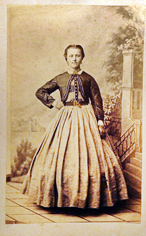 CDV Rendsburg, Hseler, Carl, Damenganzbildnis, recte