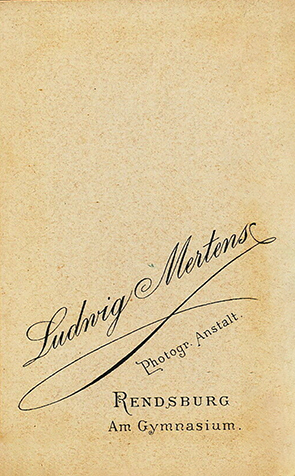 CDV Rendsburg Mertens junior - Junge mit Instrument verso