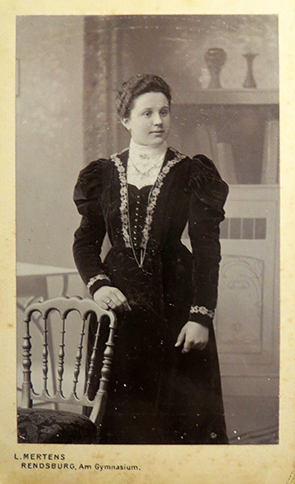 CDV Rendsburg Mertens junior - Dame im Puffrmelkleid recte