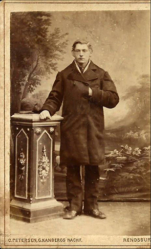 CDV Rendsburg Petersen - Mann in Kulisse recte