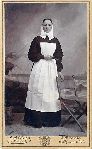 Schleswig - Koch - stehende Schwester recte
