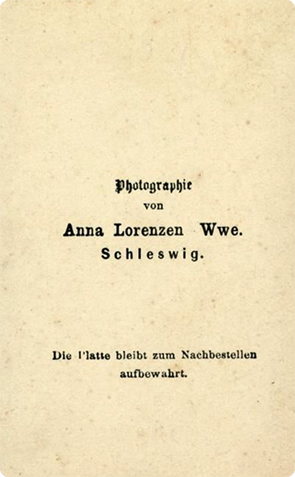 CDV Schleswig - Lorenzen, Witwe - Strammstehender Soldat verso