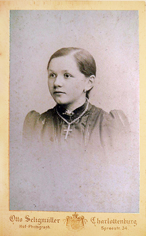 CDV Schleswig - Seligmueller - Junge Frau Vignette recte