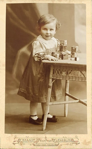 140715 - CDV Schleswig - Brandt Mädchen mit Klötzchen recte - klein
