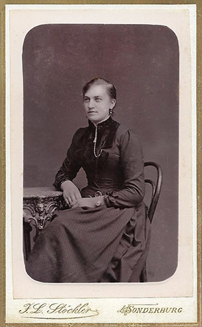 141103 - CDV - Sonderburg - Stoeckler - Dame, sitzend - recte