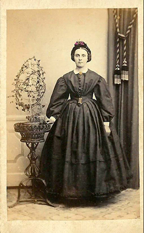 CDV Sonderburg - Weide - Dame, stehend recte
