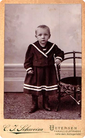 CDV Uetersen Schweim - Kind, am Stuhl stehend - recte
