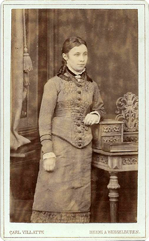 CDV Heide Vilatte - Stehende junge Frau - recte