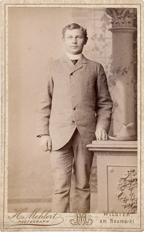 141901 - CDV - Wilster  - Mehlert - Mann stehend rechte - klein