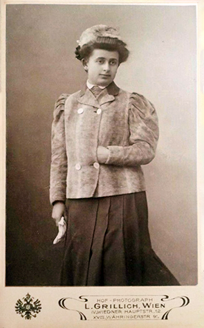 400460  - CDV - Frau in Napoleonpose - rechte - klein