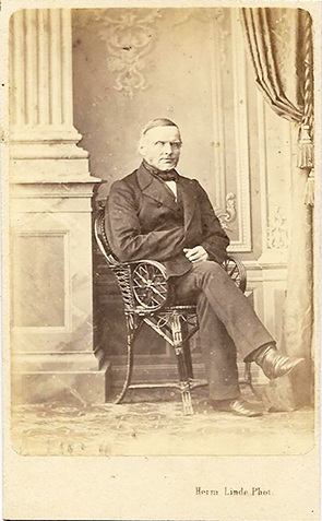 400460 - CDV - Linde - sitzender Mann - recte - klein